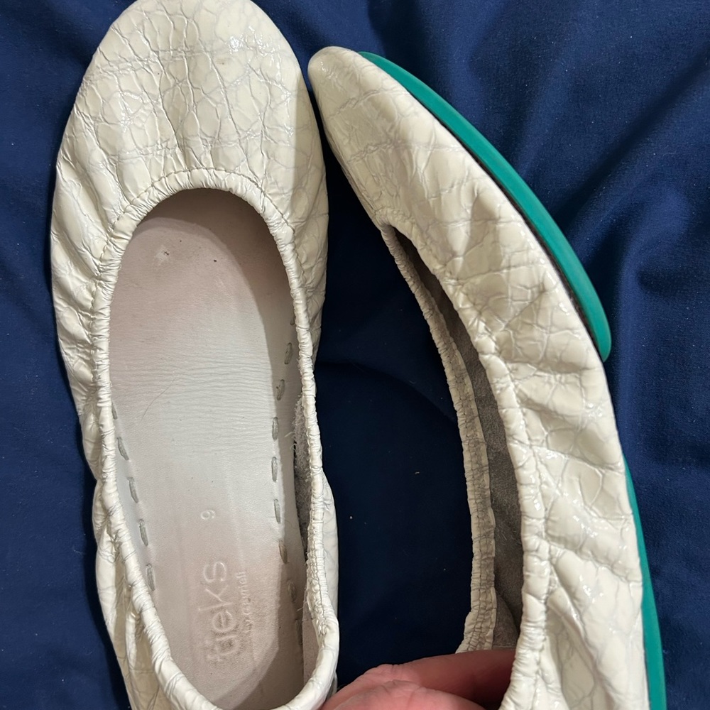 Size 9 diamond white crocs Tieks